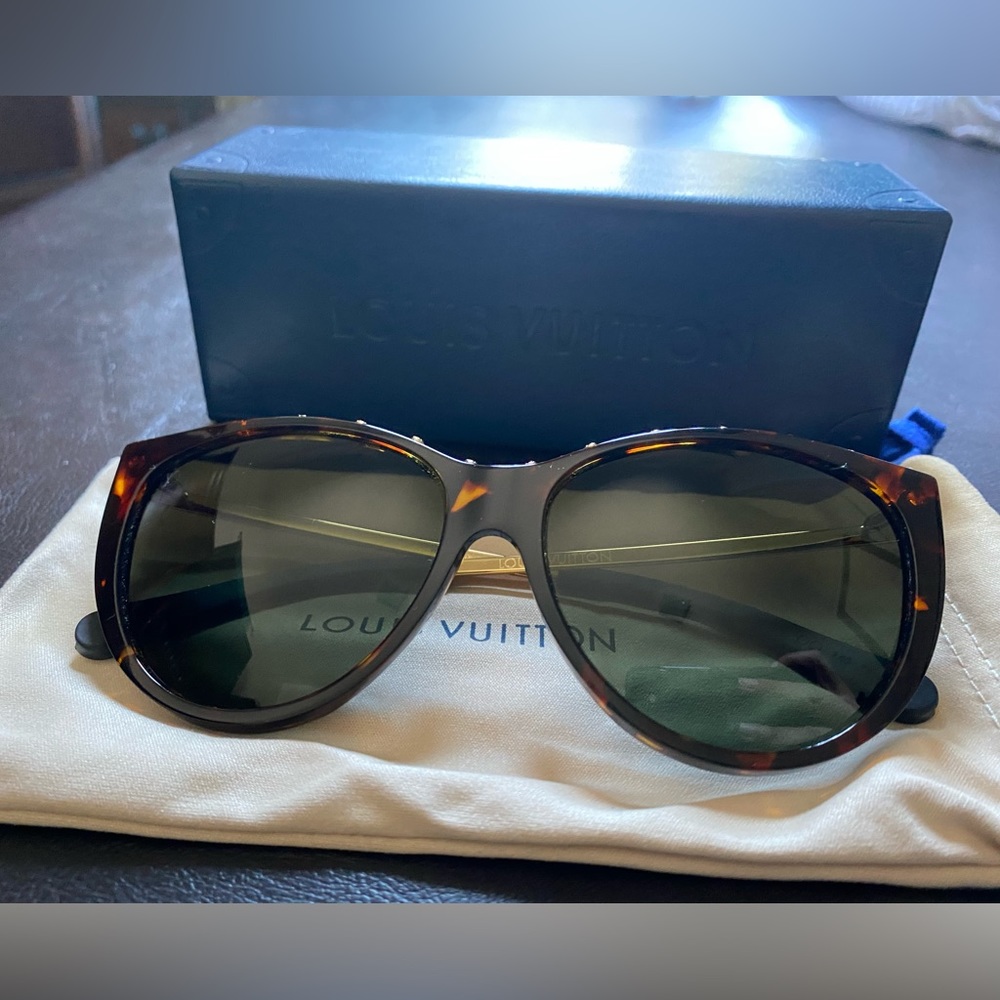 100% AUTHENTIC Louis Vuitton Sunglasses**** NEW WITH FELT****
